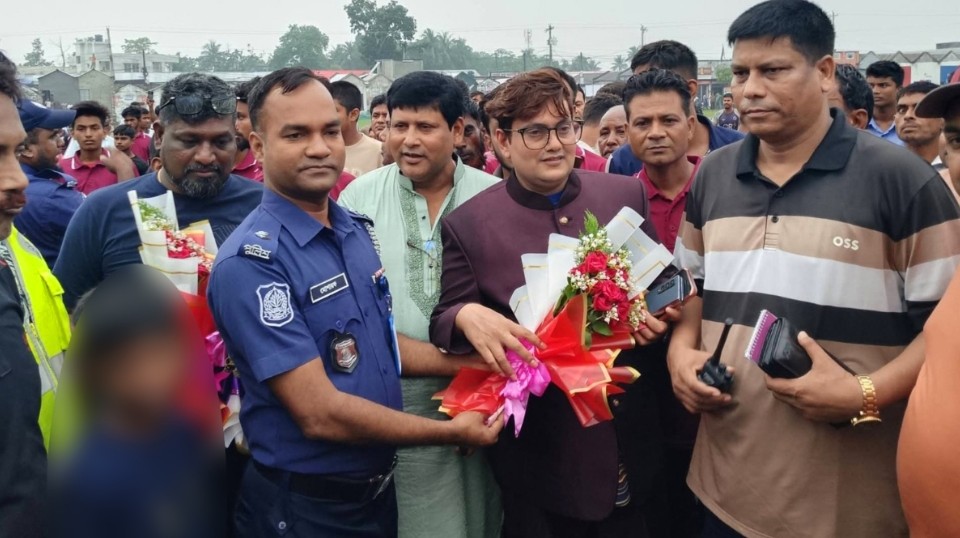 বিতর্কিত প্রবাসীকে ওসির ফুলের শুভেচ্ছা: খোকসায় তীব্র বিতর্ক, পুলিশের দায় অস্বীকার