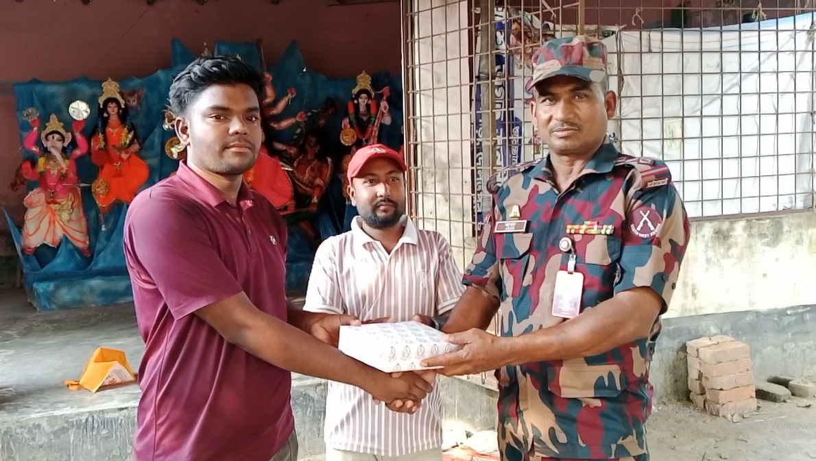 কুষ্টিয়া সীমান্তে শারদীয় দুর্গোৎসবে বিজিবির কড়া নজরদারি, মণ্ডপ পরিদর্শন ও শুভেচ্ছা মিষ্টি বিতরণ